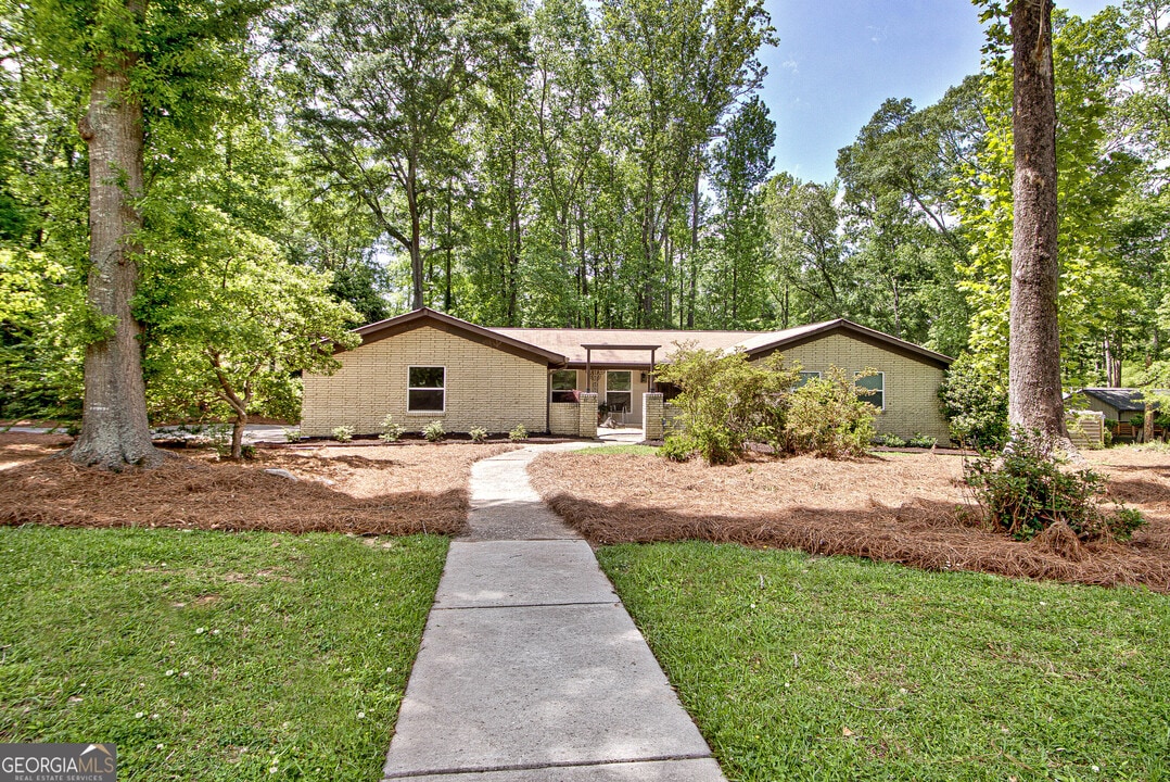 213 Oakmount Dr in Peachtree City, GA - Building Photo