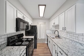 M Club Apartments in Indianapolis, IN - Foto de edificio - Building Photo