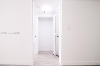 2401 Collins Ave, Unit 512 in Miami Beach, FL - Building Photo - Building Photo