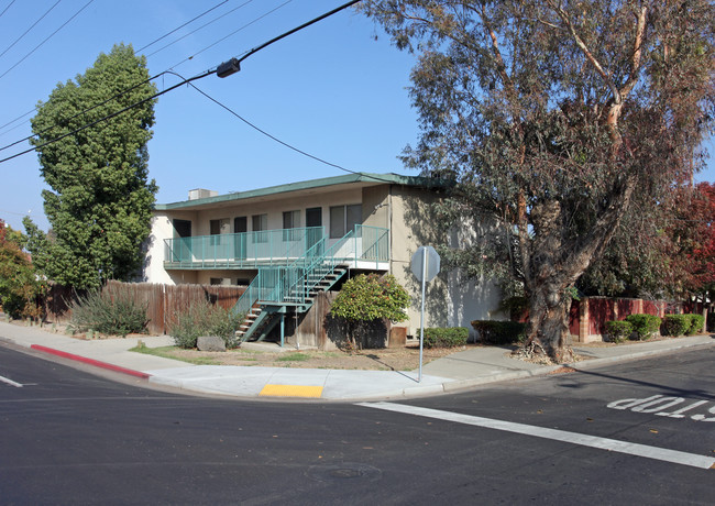 100 E Cortner St in Hanford, CA - Foto de edificio - Building Photo