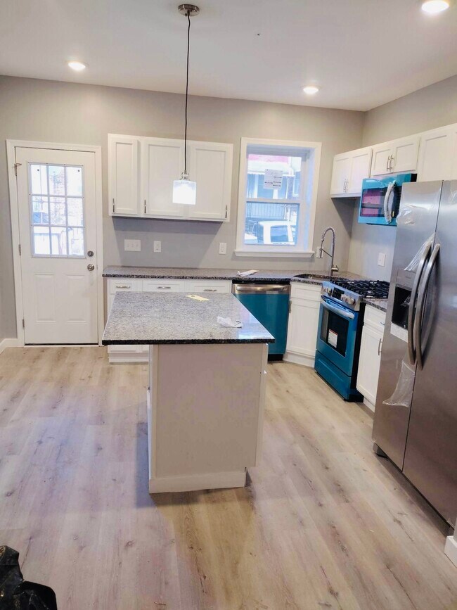 2712 E Biddle St photo'