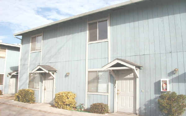 Baur Apartments in Merced, CA - Building Photo