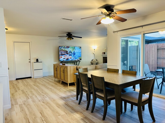7020 Roca Way in Sacramento, CA - Building Photo - Building Photo