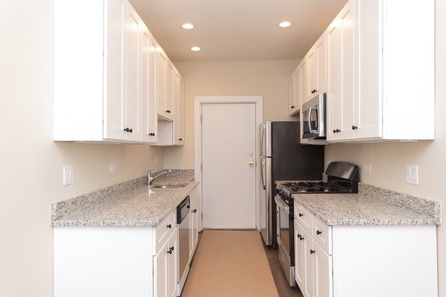 1360 E 52nd St, Unit N2 in Chicago, IL - Building Photo - Building Photo