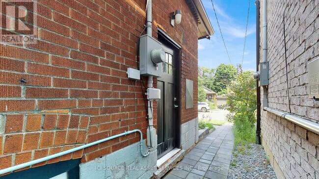 33 Davies Crescent in Toronto, ON - Building Photo - Building Photo