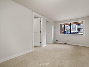 740 N 94th St, Unit 740 in Seattle, WA - Foto de edificio - Building Photo