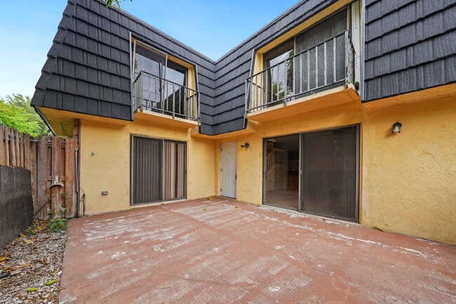 262 Woodland Rd in Palm Springs, FL - Foto de edificio - Building Photo