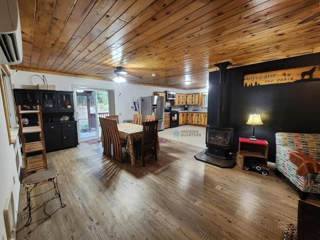 4450 WA-211 in Newport, WA - Building Photo - Building Photo