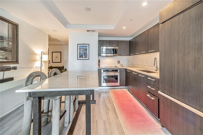 45 SW 9th St in Miami, FL - Building Photo - Building Photo