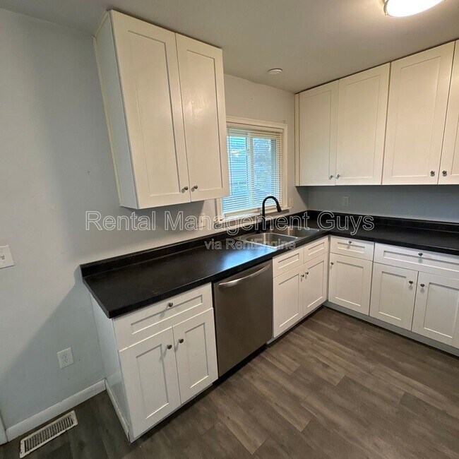 2059 Burns Ave in St. Paul, MN - Building Photo - Building Photo