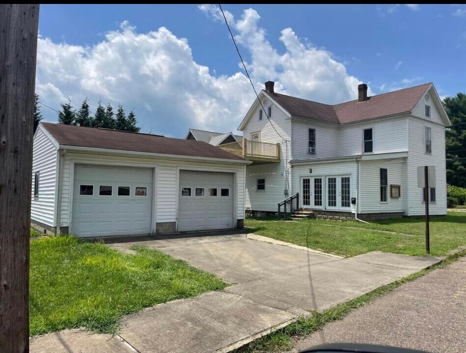 437 Maple Ave, Unit B in New Martinsville, WV - Building Photo