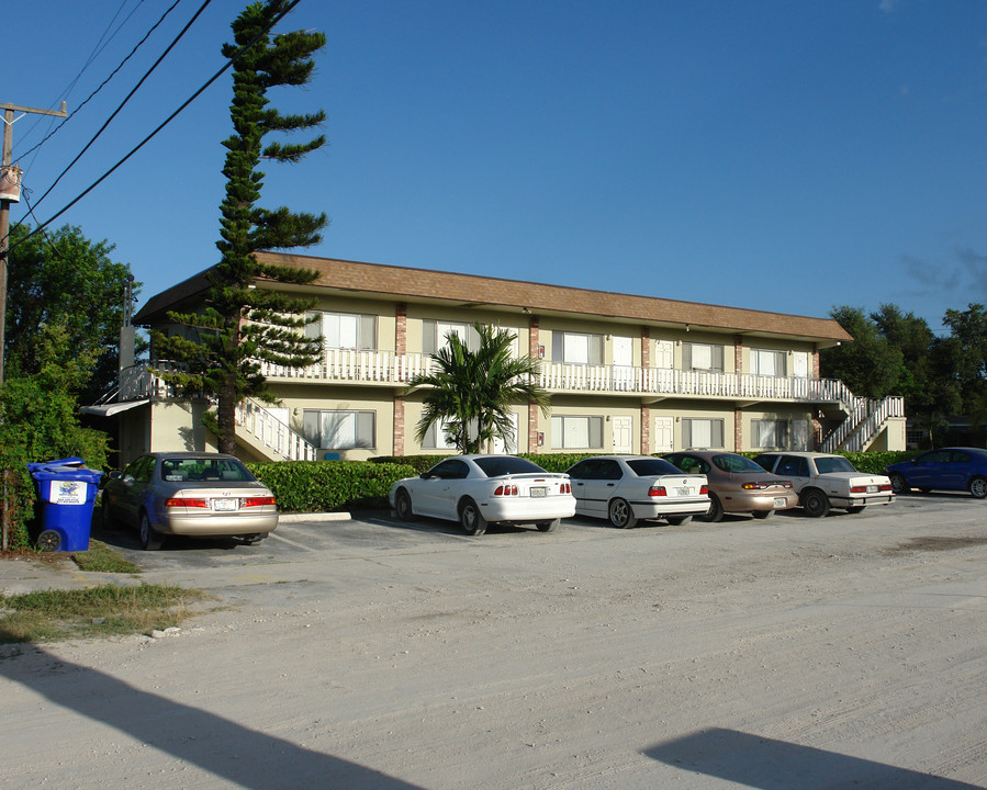 Croissant Apartments in Fort Lauderdale, FL - Building Photo