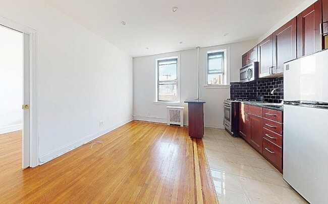 31-40-40 30th St in Queens, NY - Building Photo - Building Photo