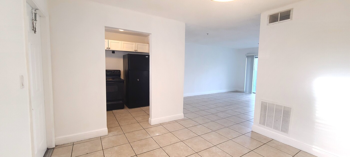 4251 NW 5th St, Unit 109 in Plantation, FL - Building Photo