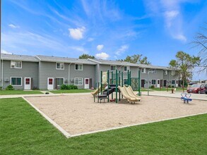 Holiday Village in Devils Lake, ND - Foto de edificio - Building Photo