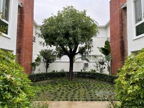 12558-12606 Oxnard St in Valley Glen, CA - Foto de edificio - Building Photo