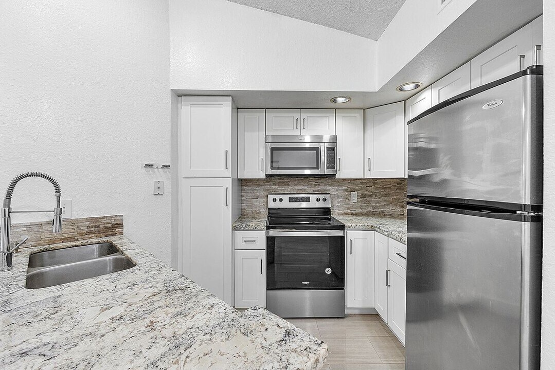 417 Vista Isles Dr in Plantation, FL - Building Photo