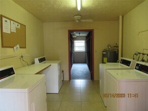 1010 Country Club Dr, Unit 303 in Margate, FL - Foto de edificio - Building Photo