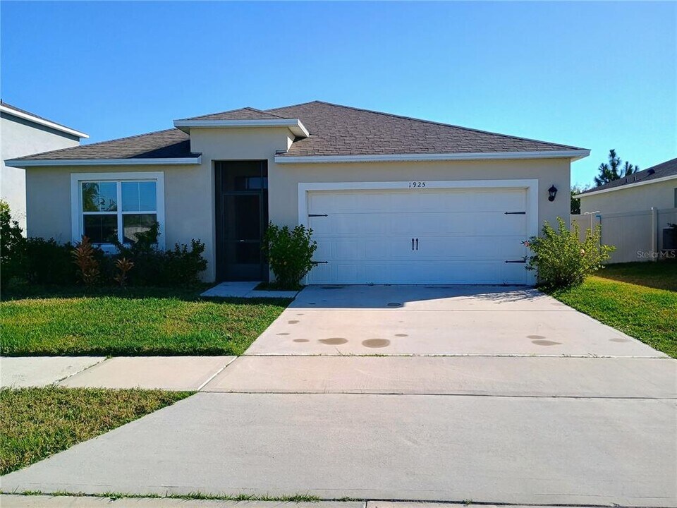 1925 Chautauqua Ln in Sanford, FL - Building Photo