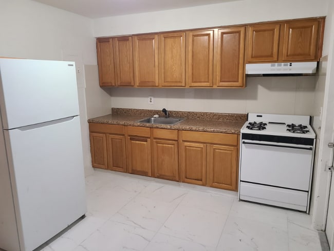 375 E 8th St in Hialeah, FL - Building Photo - Building Photo