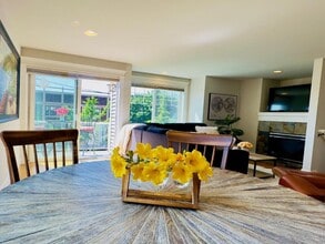 East Lake Town House in Seattle, WA - Building Photo - Building Photo