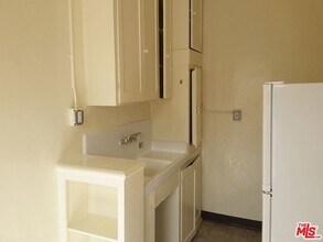 329 S Manhattan Pl in Los Angeles, CA - Building Photo - Building Photo