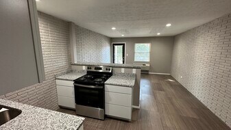 4012 DuPont Cir, Unit 307 in St Matthews, KY - Building Photo