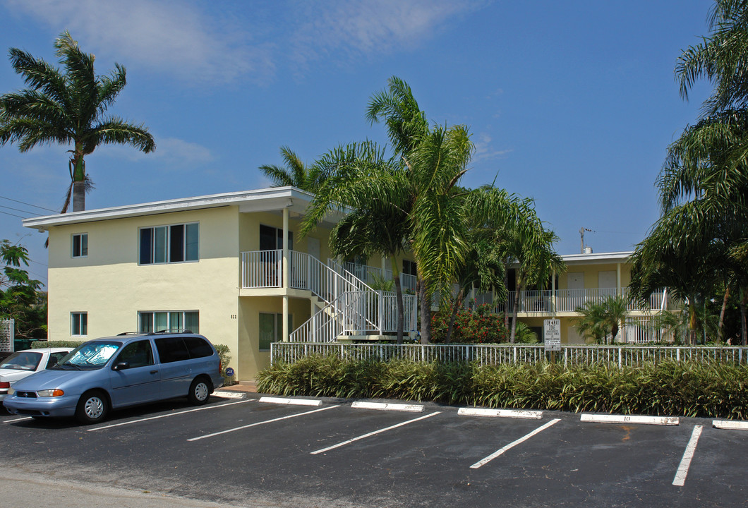 Jasmine Court at Victoria Park in Fort Lauderdale, FL - Foto de edificio