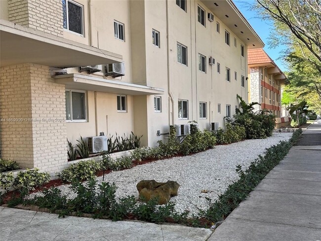 1014 Salzedo St in Coral Gables, FL - Building Photo - Building Photo
