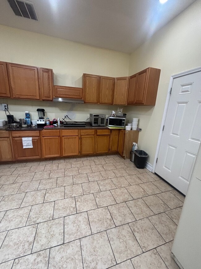 3043 W Montrose Ave, Unit B