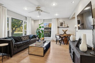 837 Pahl Rd in Elk Grove Village, IL - Building Photo - Building Photo