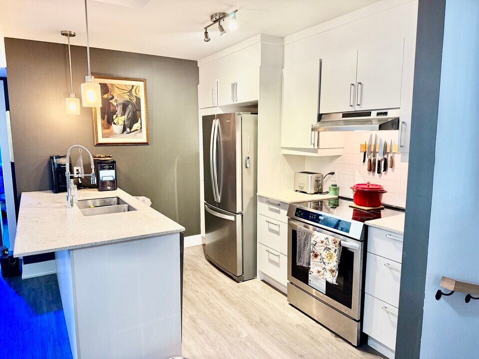 372 D'émeraude Rue in Candiac, QC - Building Photo