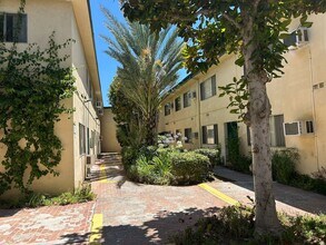 Yar5130 in Encino, CA - Building Photo - Interior Photo