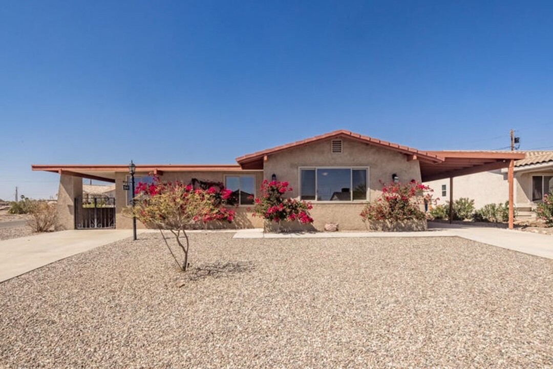 3941 Apache Maid Dr in Lake Havasu City, AZ - Foto de edificio