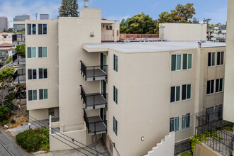 Adams Point Apartments in Oakland, CA - Foto de edificio - Building Photo