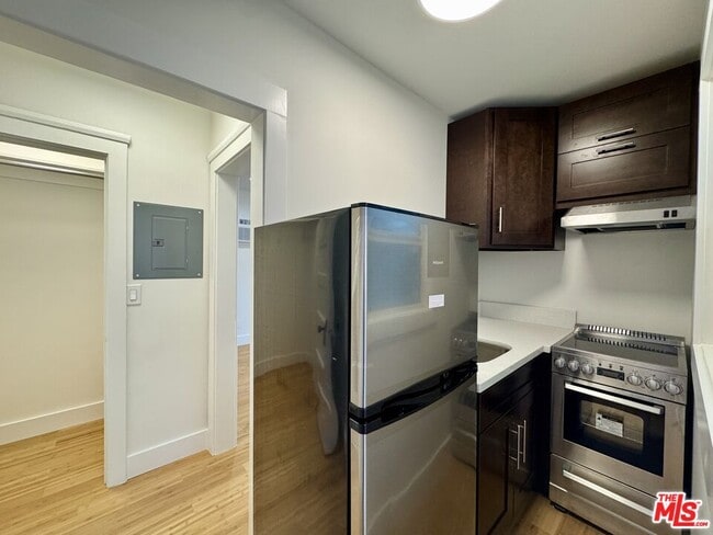 5520 Franklin Ave in Los Angeles, CA - Building Photo - Building Photo