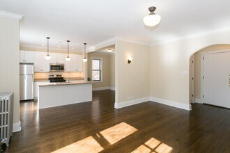 1360 E 52nd St, Unit S2 in Chicago, IL - Foto de edificio - Building Photo