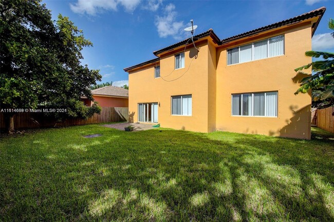 1080 NE 35th Ave in Homestead, FL - Foto de edificio - Building Photo