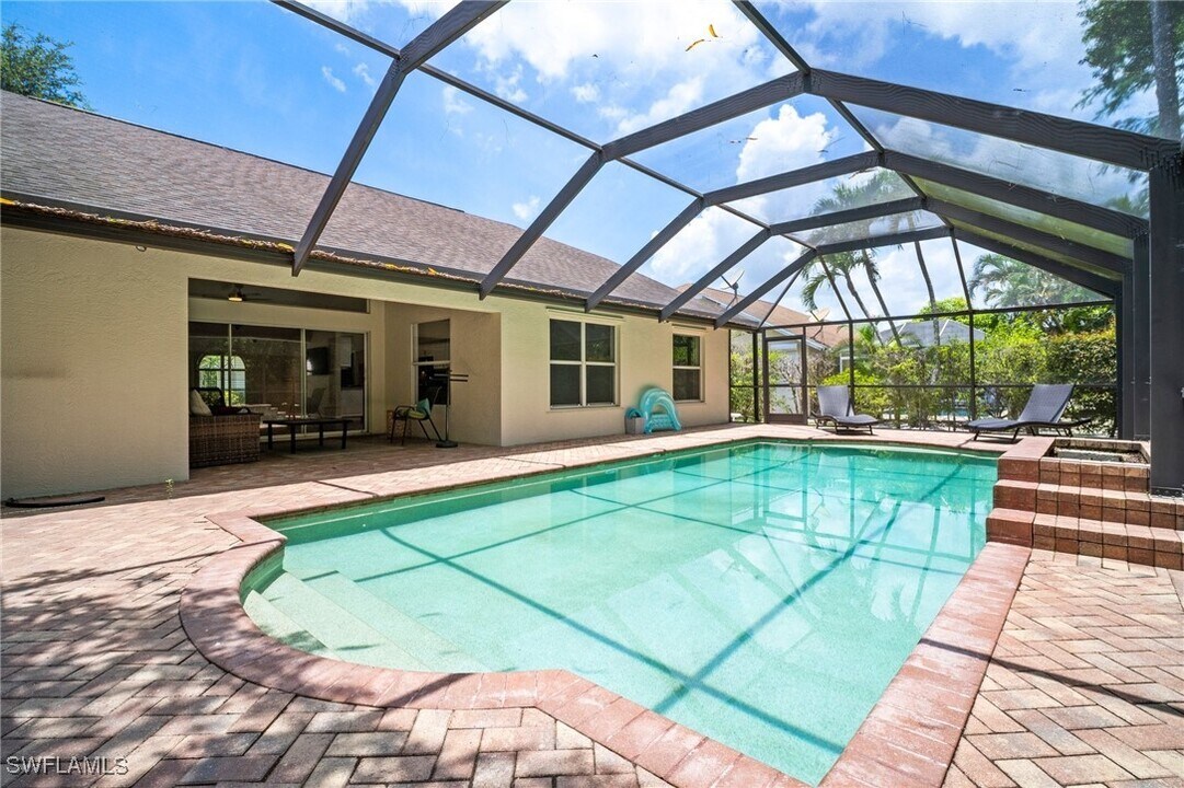 2124 Piccadilly Circus in Naples, FL - Building Photo