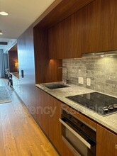 383 Kalaimoku St in Honolulu, HI - Building Photo - Building Photo