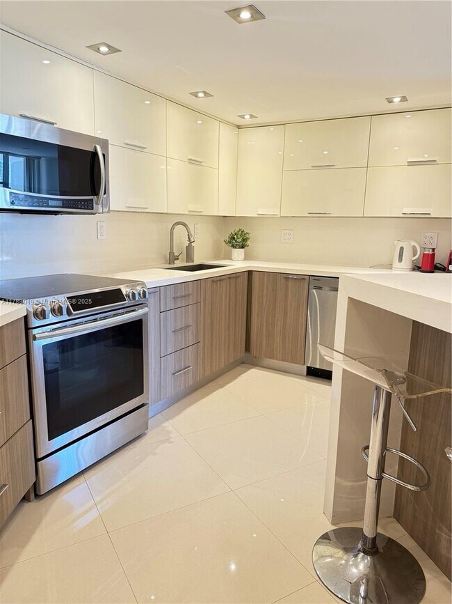 600 Parkview Dr, Unit 412 in Hallandale Beach, FL - Building Photo - Building Photo