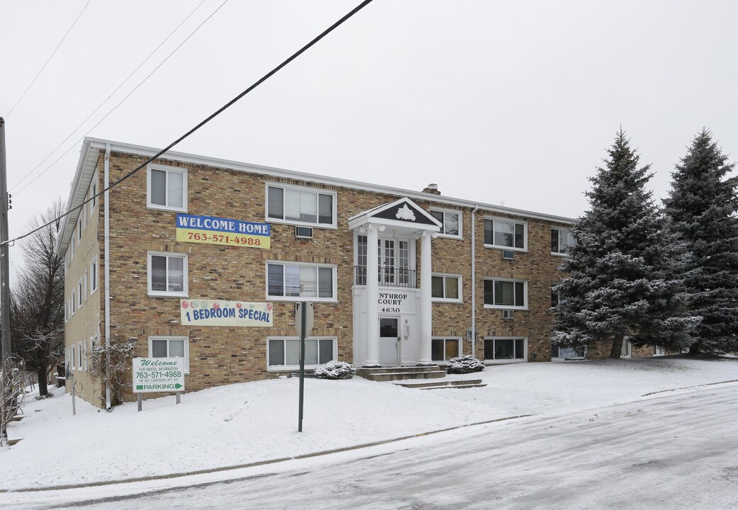 Winthrop Court Apartments in Columbia Heights, MN - Foto de edificio