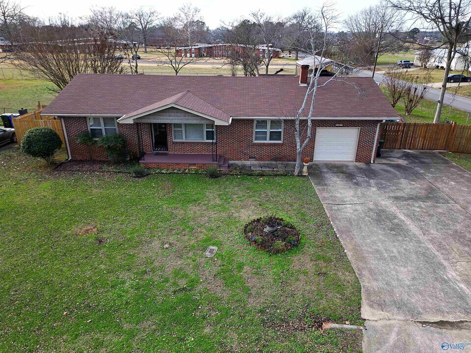 1409 N Houston St in Athens, AL - Building Photo