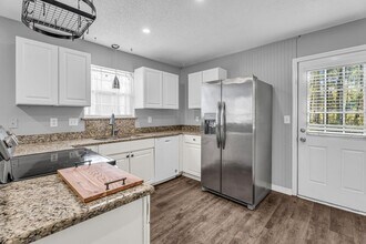 68 Summer Oaks Dr in Daphne, AL - Foto de edificio - Building Photo