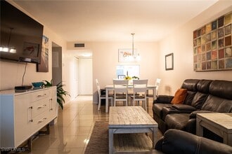 1724 Pine Valley Dr in Ft. Myers, FL - Foto de edificio - Building Photo