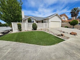 1000 Peach Ct in Hollister, CA - Building Photo