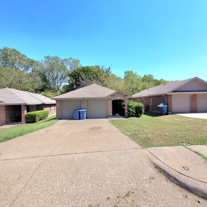 206 Alpine Dr in Desoto, TX - Building Photo