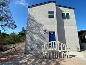 5117 Ewing St in San Diego, CA - Foto de edificio - Building Photo
