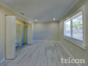 1040 Grapefruit Rd SE in Palm Bay, FL - Foto de edificio - Building Photo