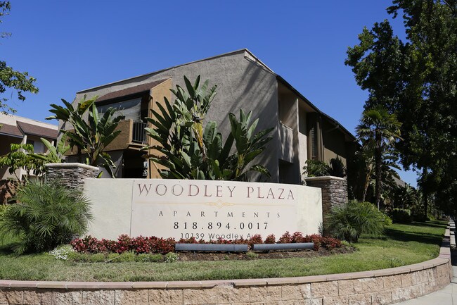 Woodley Plaza in North Hills, CA - Foto de edificio - Building Photo